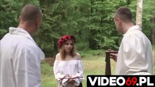 Polskie porno - Dwóch silnych i wyg&lstrok;odnia&lstrok;ych samców oraz jedna pi&eogon;kna m&lstrok;oda dziewczyna